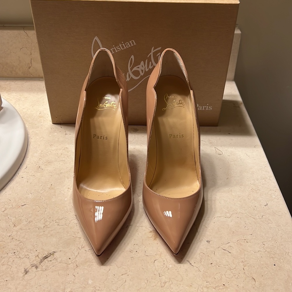 AUTHENTIC CHRISTIAN LOUBOUTIN HOT CHICK 100 PATENT NUDE SIZE 39.5